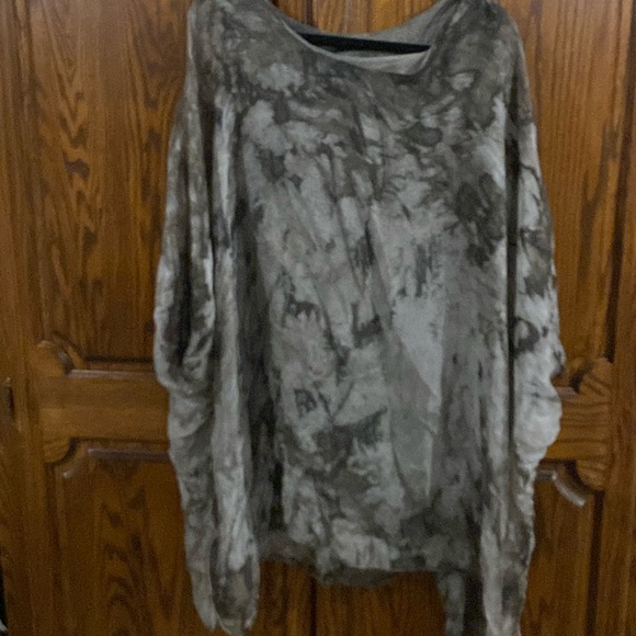 Beautiful black and gray Bella amour floaty top with built-in top - Picture 1 of 4
